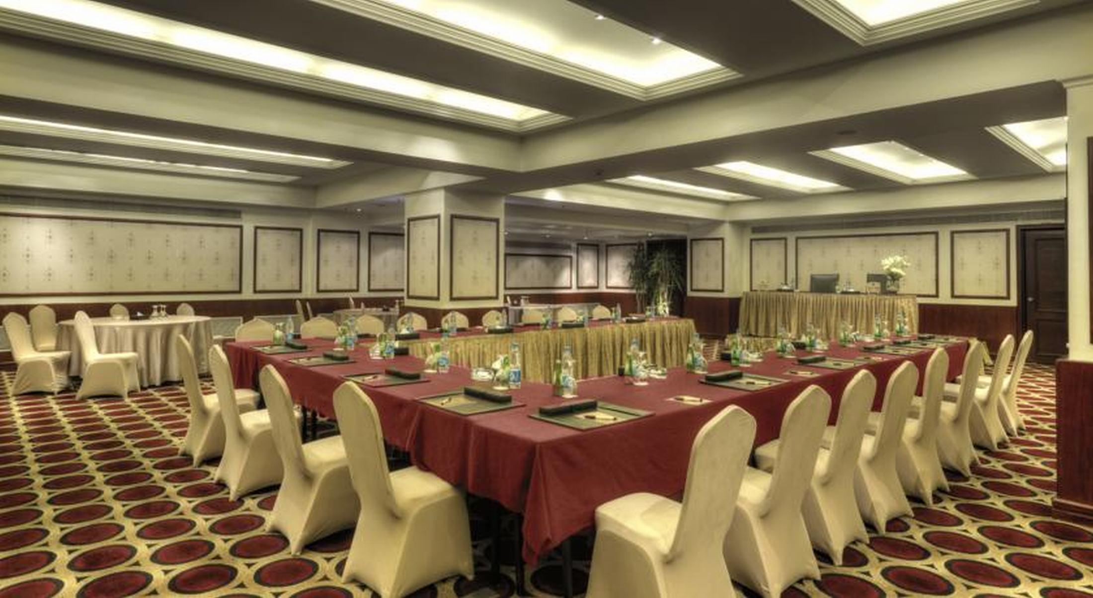 Safir Hotel Cairo Giza Exterior photo The Royal Meeting Room